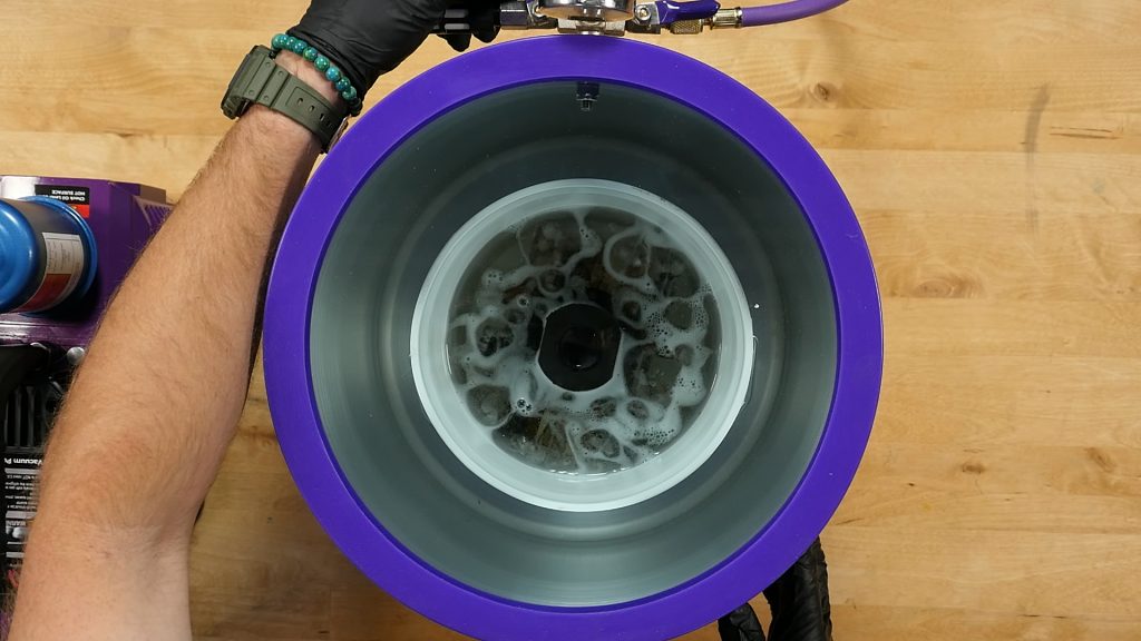 Blanks in resin in a stabilization pot under vacuum